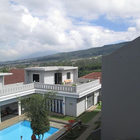 Osmond Villa Resort Lembang Exterior photo