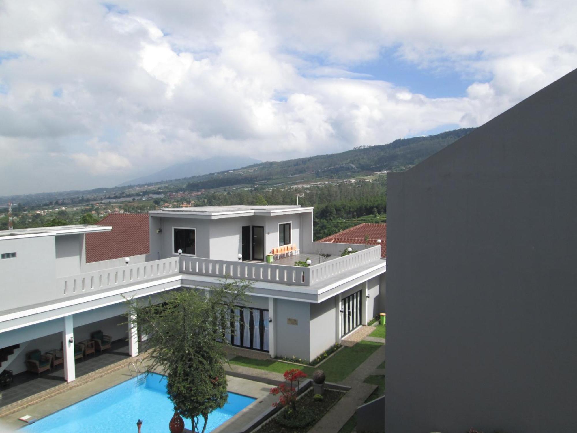 Osmond Villa Resort Lembang Exterior photo